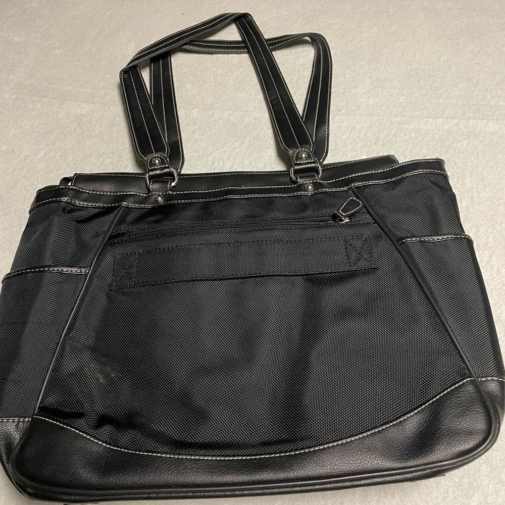 Laptop bag: XL with lots of organization pockets